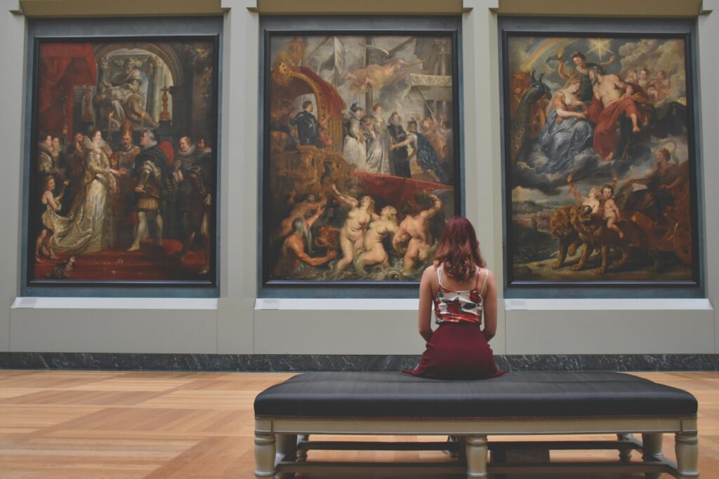 Femme dans un musée contemplant des tableaux